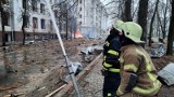Wojna na Ukrainie. Rosjanie bombardują miasta zabijając ludność cywilną. Ukraińscy strażacy z narażeniem życia ratują ludzi z rumowisk 
