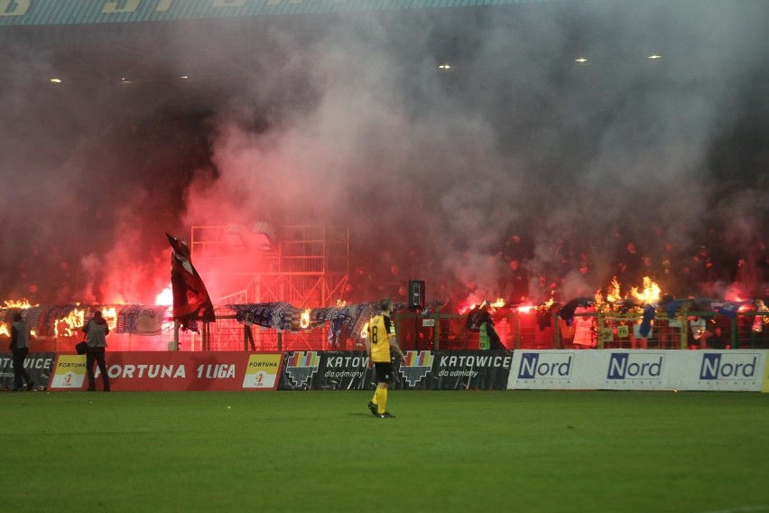 06.04.2022. Zadyma kibiców w czasie meczu GKS Katowice -...