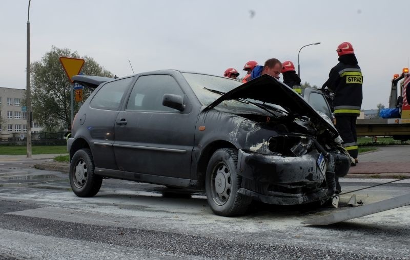 Aleja Niepodległości. Wypadek i pożar samochodu. Stop Drogówka była na miejscu (zdjęcia, wideo)