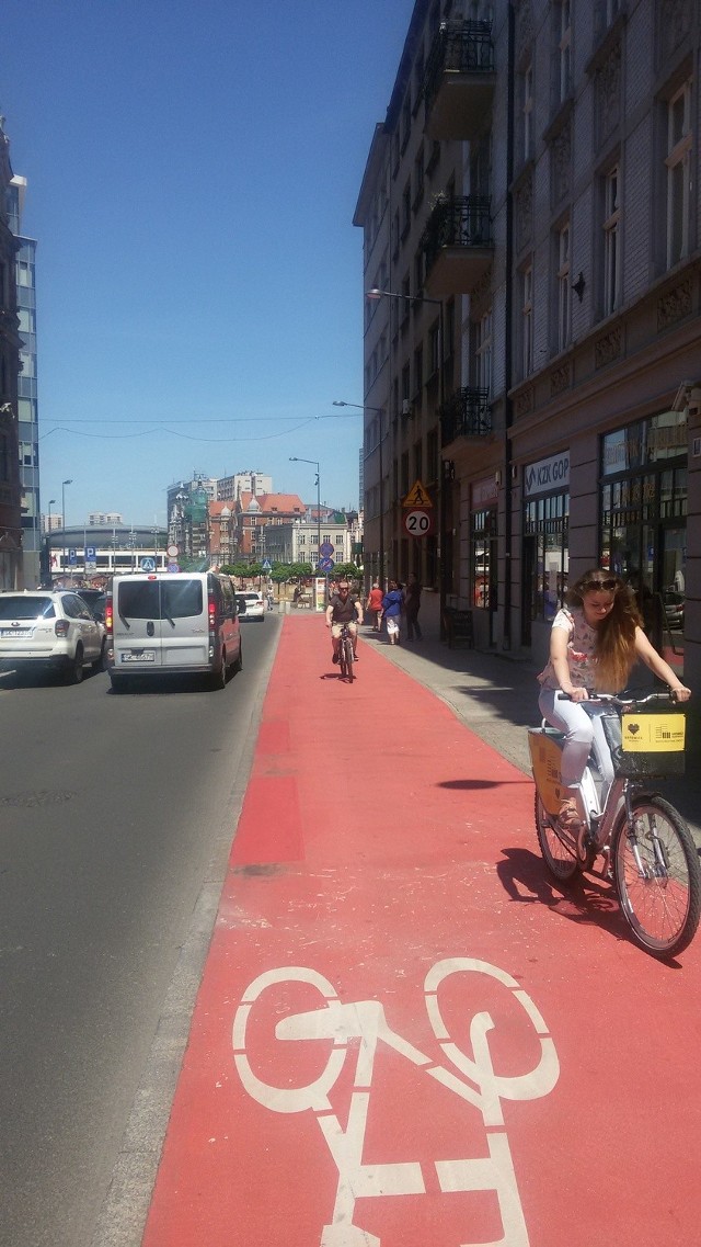 Nie wszystkie ulice w centrum Katowic są szerokie jak Pocztowa, i można wybudować ścieżkę rowerową na chodniku