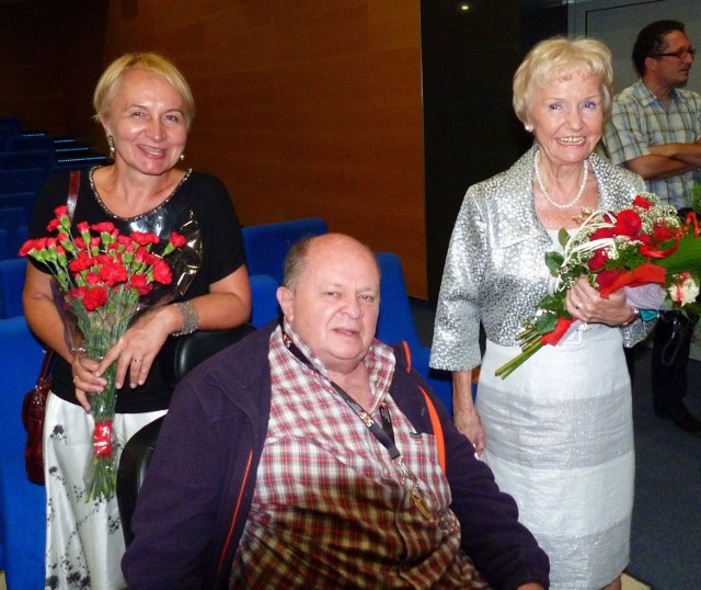 Prof.dr hab.  Irena Ponikowska (z prawej) z Teresą Kudybą, autorką filmu i swoim pacjentem autorem Andrzejem Szopą.