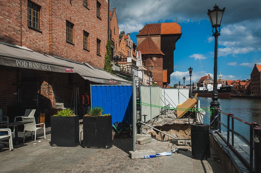 Zapadł się fragment chodnika na Długim Pobrzeżu