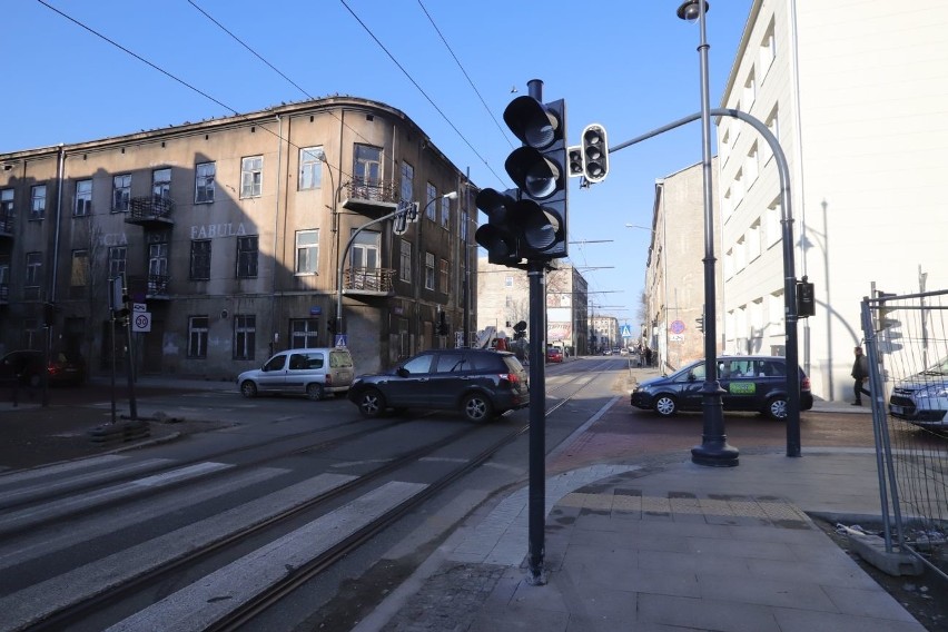 Oto jedno z najniebezpieczniejszych skrzyżowań w Łodzi. Rodzice boją się o dzieci. ZDJĘCIA