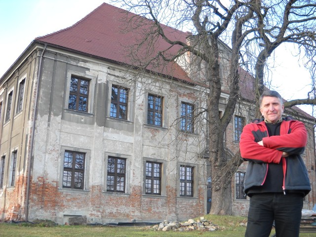 Stary budynek ma swój charakter, kaprysy - mówi Krzysztof Erm, właściciel pałacu Heymanna w Ściborzu koło Otmuchowa.