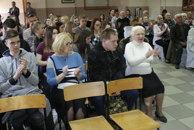 Kwiecień jest miesiącem pamięci o Drugiej Deportacji na Sybir oraz związany jest z rocznicą odkrycia grobów w Katyniu. Z tej racji co roku w ZSP nr 2 "Nitki" organizowane jest spotkanie, w którym uczestniczą Sybiracy oraz uczniowie szkoły  - poinformowano na profilu szkoły na Facebooku.Uroczystość odbyła się 4 kwietnia 2019 r.