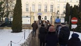 Kolejka pod Szpitalem Wojskowym w Lublinie. Seniorzy tłumnie ruszyli do rejestracji