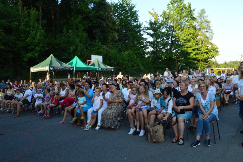 Koncert z okazji 80-lecia ZPiT "Elegia" na boisku szkolnym...