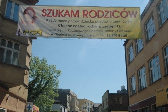 Baner wisi teraz nad deptakiem na ul. Pieloka w Oleśnie