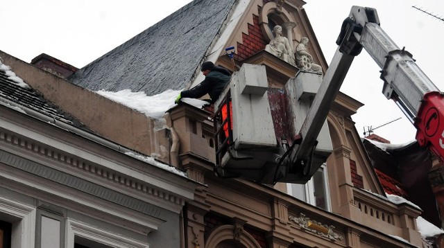 Dla zapewnienia bezpieczeństwa przechodniów do akcji musieli wkroczyć strażacy. Usuwali śnieg i lód zalegający na dachach i w rynnach budynków przy ul. Gdańskiej.