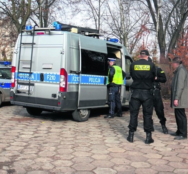 Współwłaściciel posesji miał zostać potrącony przez samochód, gdy własnym ciałem zasłonił dziurę w ścianie.