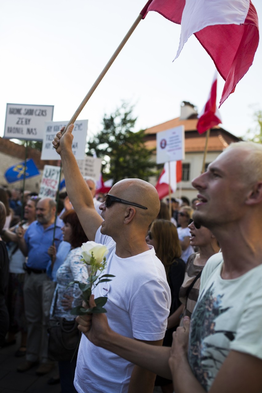 Kolejne protesty pod Wawelem w miesięcznicę pochówku Lecha i...