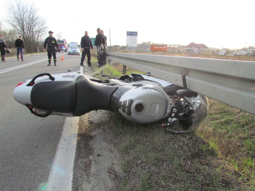 Niezdów. Wypadek na drodze wojewódzkiej. Ucierpiał motocyklista [AKTUALIZACJA]