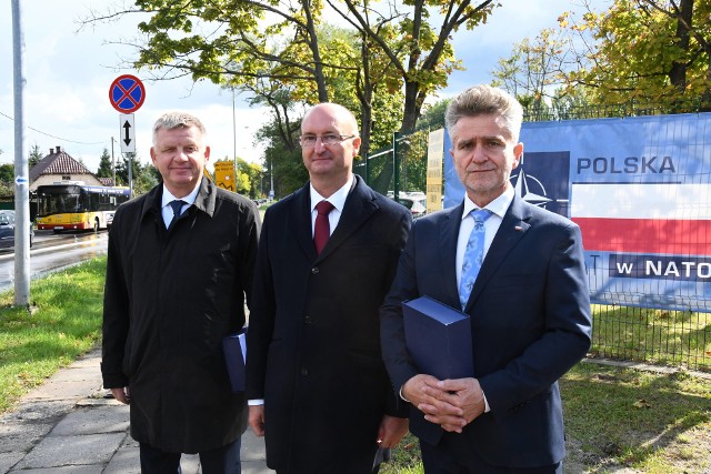 Wiceminister Piotr Wawrzyk (w środku) poinformował o zamiarze uzyskania certyfikatu w obecności senatorów Jarosława Rusieckiego i Krzysztofa Słonia.