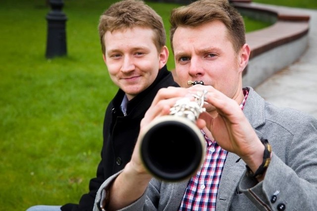 Tomasz Jeleniewski (z lewej) i Artur Gadzała to nie tylko studenci, ale i nauczyciele. Klarnecista uczy w szkole muzycznej w Grajewie, a pianista w białostockiej szkole informatyczno-językowej.