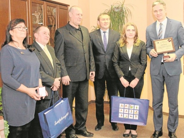 Agata Nowak (druga od prawej) spotkała się z marszałkiem Adamem Jarubasem (z prawej). Na zdjęciu z Małgorzatą Wadowską, Karolem Kopciem, Markiem Ratajskim i Grzegorzem Świerczem. 