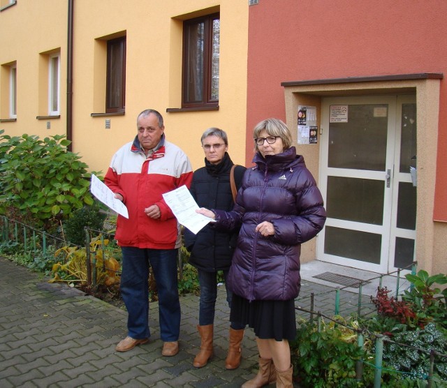 Mieszkańcy ul. Bałandy na os. Błonie (od lewej): Henryk Szewczyk, Grażyna Ponicka i Cecylia Szadkowska nie kryją oburzenia po rozliczeniu zużycia ciepła za miniony sezon grzewczy