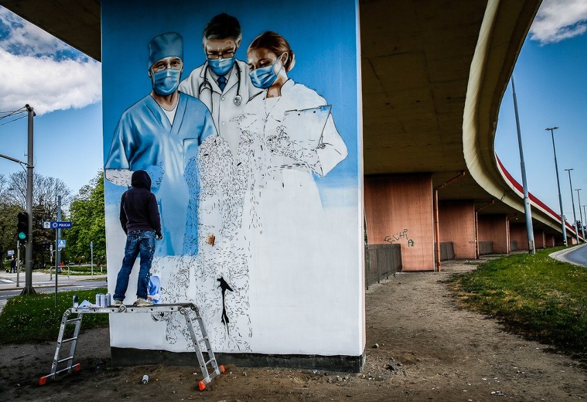 Gdańsk: Mural dla lekarzy. Autorem Marek Looney Rybowski [zdjęcia, wideo]