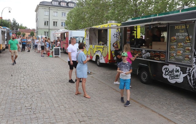 Wielu mieszkańców Białobrzegów przyszło w sobotę na plac Zygmunta Starego, na Food Truck Festivals.