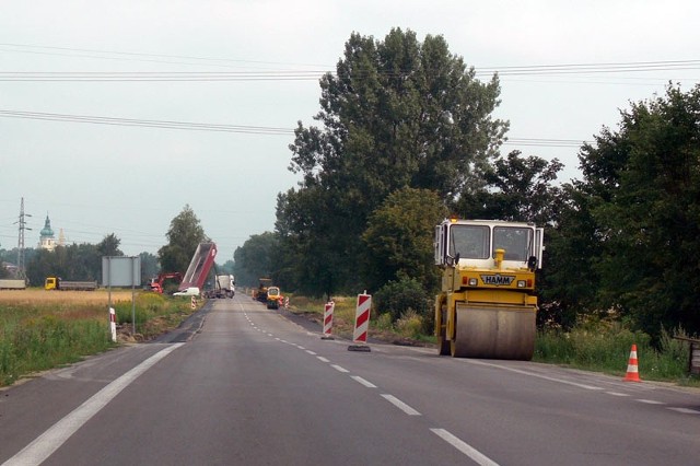 Kolejny etap projektu, który jest realizowany obejmuje odcinek drogi od miejscowości Jadachy w stronę Chmielowa, do mostku, wraz z jego przebudową.