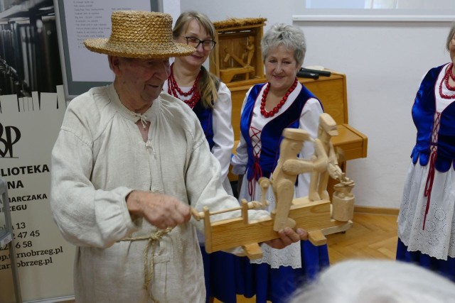 W czasie wernisażu wystawy „Z miłości do tradycji – twórczość Jana Puka” w Miejskiej Bibliotece Publicznej w Tarnobrzegu