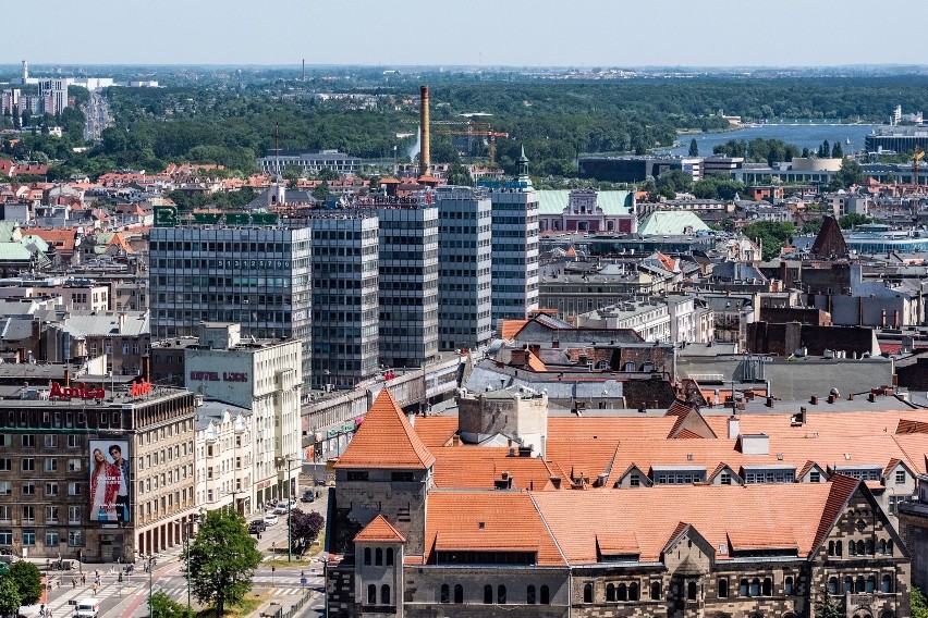 Poznań z lotu ptaka. Zobacz stolicę Wielkopolski z wysokości wieżowca Bałtyk [ZOBACZ ZDJĘCIA]