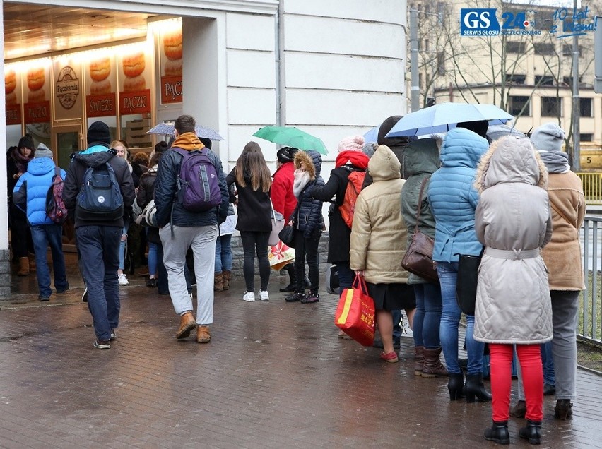 Ogromne kolejki po pączki. Szczecinianie stoją nawet pół godziny po słodkości 