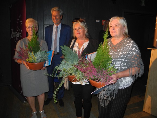 Stargardzianki, które mają najpiękniejsze balkony w mieście. Nagrody wręczał Piotr Mync, zastępca prezydenta.