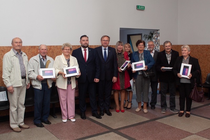 Seniorzy z Woźnik zrobili kurs komputerowy. Dostali też...