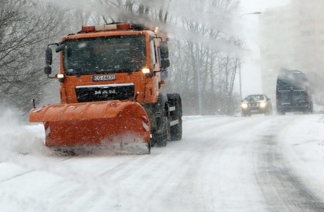 Opady śniegu w Grudziądzu trwają przez całe poniedziałkowe popołudnie. Warunki na drogach i ulicach są bardzo trudne. 