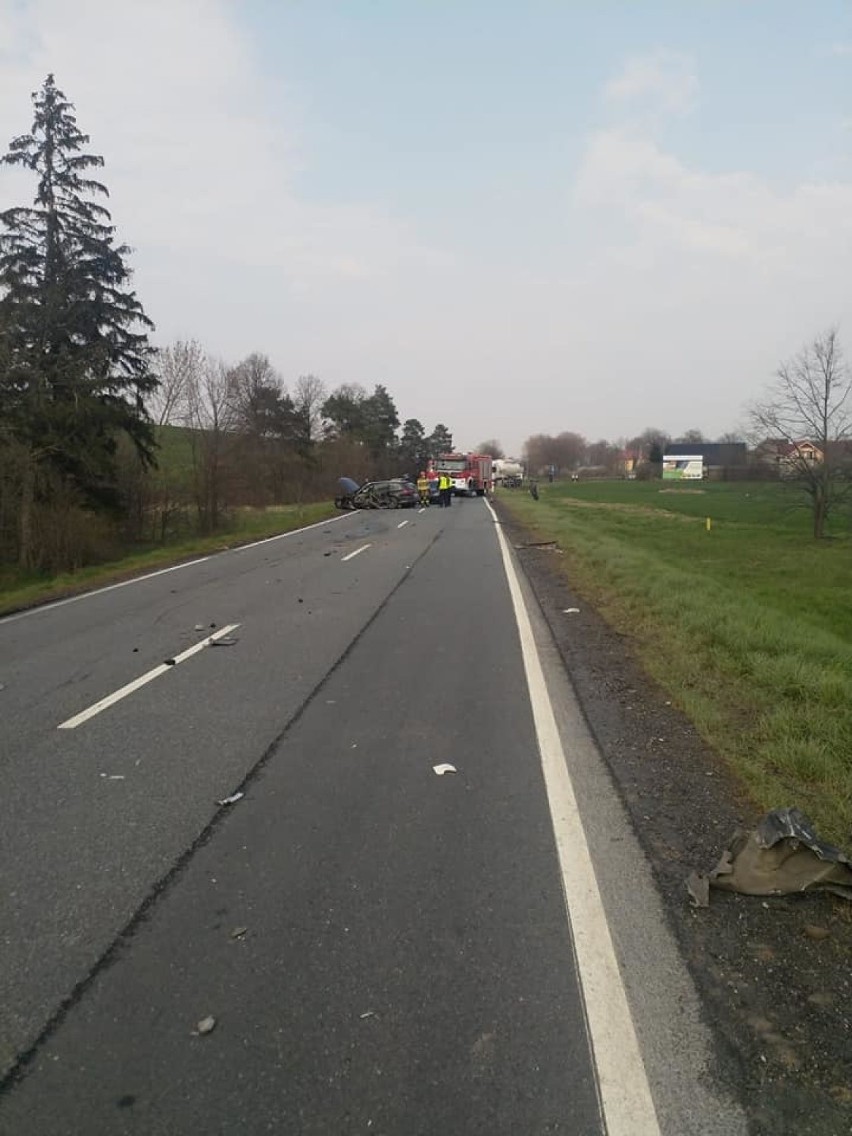 Wypadek koło Otmuchowa na krajowej 46. Zderzyły się trzy samochody. Na ratunek lądował śmigłowiec LPR