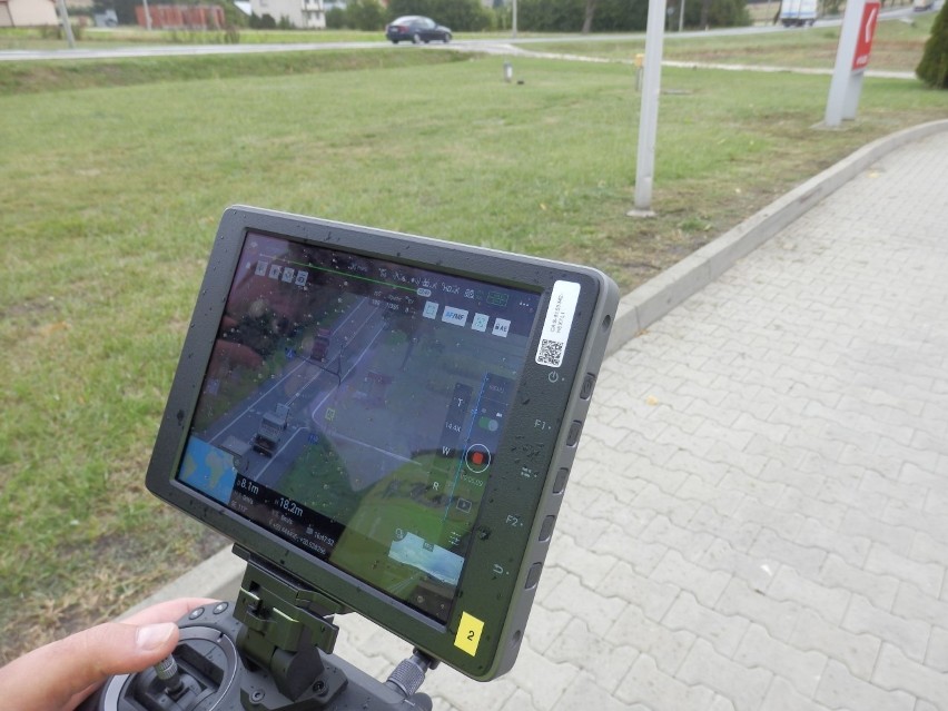 Policja na terenie powiatu buskiego patroluje drogi z drona. Wpadło kilku kierowców. Zobaczcie zdjęcia