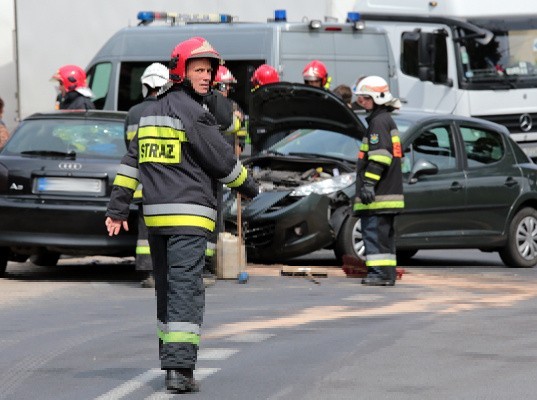 Zderzenie dwóch aut w Leśniowie Wielkim. Jedna osoba ranna (zdjęcia)