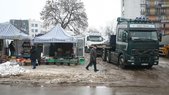 W błocie rozjeżdżonym przez ciężarówki, wśród spalin, sprzedawana jest między innymi żywność. Tak wygląda handlowanie przy ulicy Nowogrodzkiej w Radomiu.