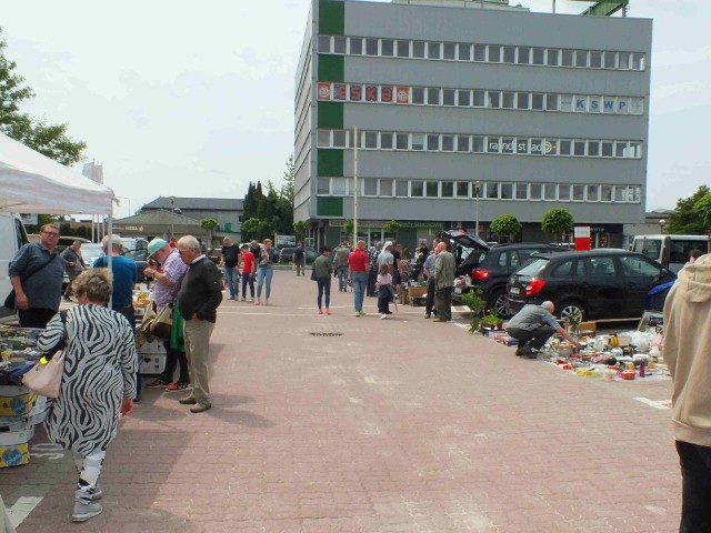 W sobotę na Giełdzie Staroci i Różności, na parkingu Specjalnej Strefy Ekonomicznej Starachowice było ludno