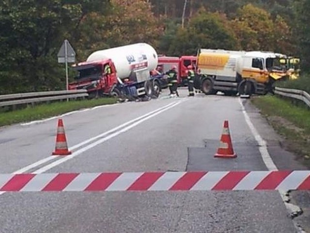 Na wysokości Łuby doszło do zderzenia cysterny z samochodem przewożącym olej opałowy.