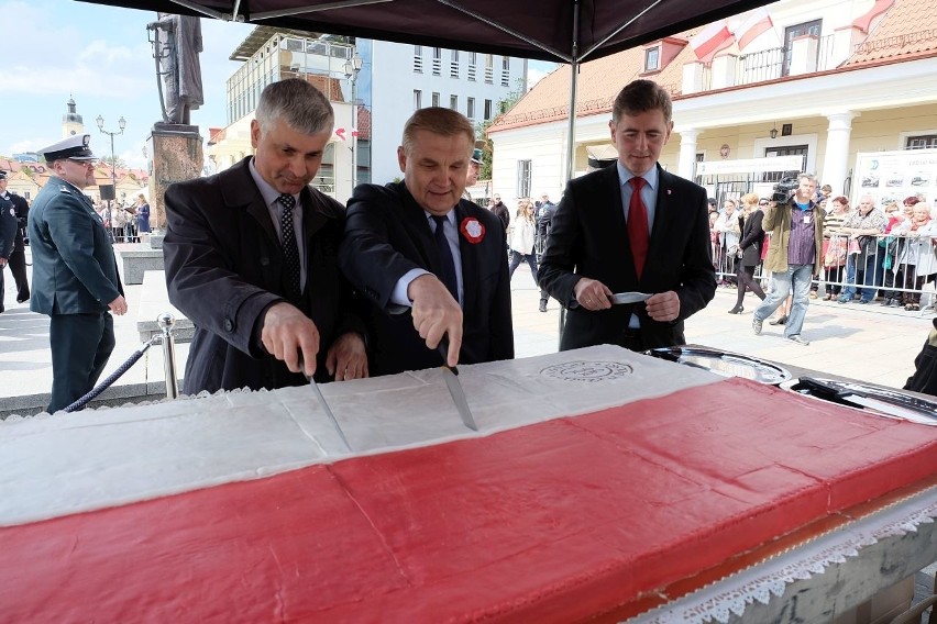 Święto Flagi w Białymstoku. Tort, flagi i pokaz musztry paradnej (zdjęcia)