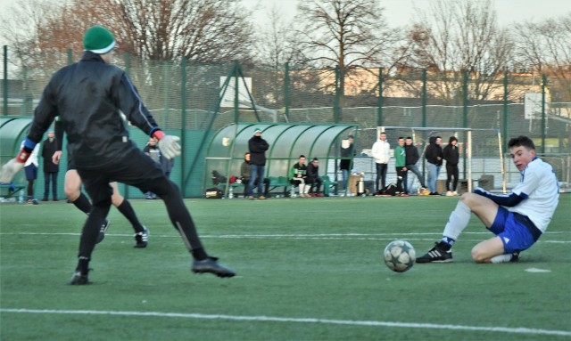 Piłkarski sparing: KS Chełmek – Unia Oświęcim 2:1. Na zdjęciu: Igor Lewandowski (Unia) trafia do siatki bramki Chełmka, ale tego gola sędziowie nie uznali, orzekając spalonego.