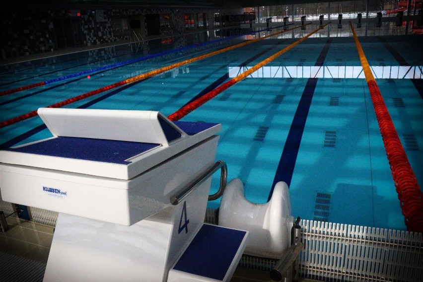 Największy basen ma 50 m długości, wyposażono go w...
