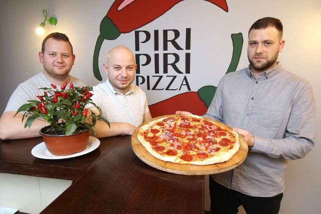 Piri Piri prowadzą bracia Szymon, Karol i Kamil Kurczyńscy. Ich firmową propozycją jest pizza z bardzo ostrymi papryczkami.
