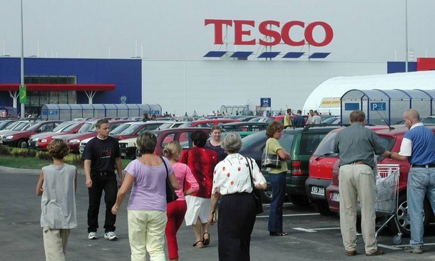 27-letni klient Tesco twierdzi, że został wyrzucony z marketu z powodu swojej nadwagi - podaje The Sun. Do incydentu doszło w jednym ze sklepów sieci Tesco w Wielkiej Brytanii. Matthew Brackley, bo o nim mowa, w upalny dzień postanowił wybrać się do Tesco po lody. Mężczyzna nie miał na sobie koszulki...Zobacz na następnej stronie zdjęcia Matthew Brackley'a.