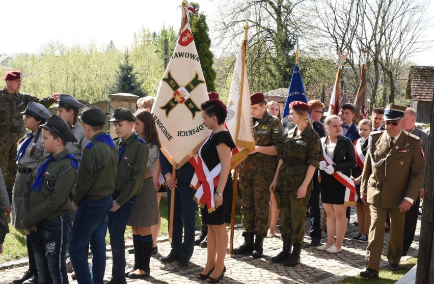 Szkoła Podstawowa imienia Batalionów Chłopskich w Czarnocinie - pod nowym sztandarem [ZDJĘCIA]