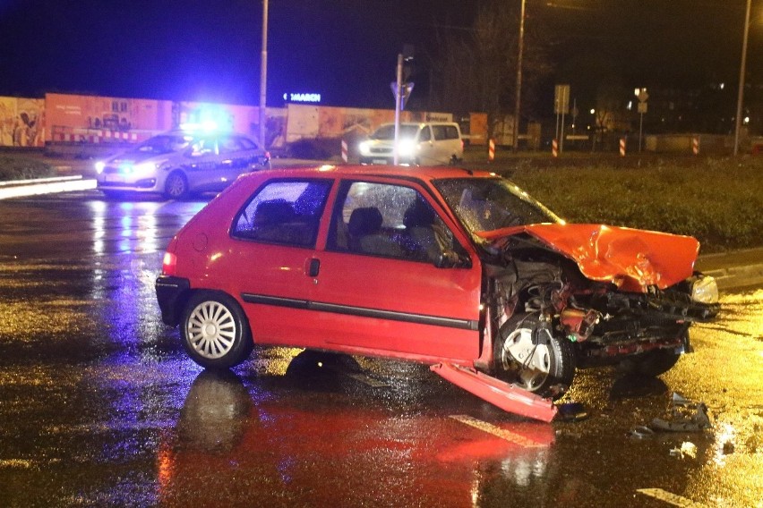 Wypadek przy mostach Warszawskich. Dwie osoby ranne