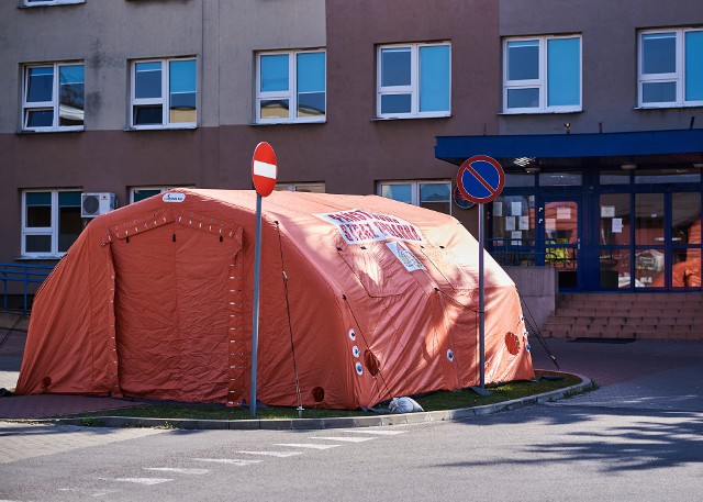 W trosce o bezpieczeństwo pacjentów, pracowników przed szpitalem w Przysusze stanął namiot do triażowania.