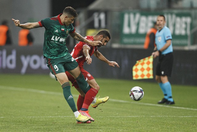 W niedzielę o godz. 20 Śląsk Wrocław podejmie na własnym stadionie Lechię Gdańsk w meczu 3. kolejki PKO Ekstraklasy. W składzie Śląska dojdzie do co najmniej kilku względem czwartkowego spotkania z Hapoelem Beer Szewa (Śląsk pokonał Izraelczyków 2:1). Niektóre będą wymuszone (kartki), inne już zapowiedział trener Jacek Magiera. Oto przewidywany skład WKS-u.WAŻNE! Do kolejnych piłkarzy można przejść za pomocą gestów lub strzałek