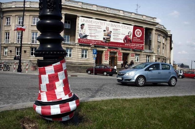 Uszkodzona latarnia na placu Uniwersyteckim została obwiązana taśmą. Od świąt wielkanocnych niebezpiecznie przechyla się w stronę jezdni.