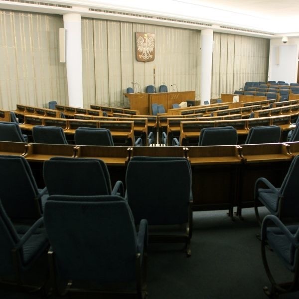 Pusta sala obrad Senatu. Marszałek Bogdan Borusewicz odwołał zaplanowane na 21 lutego posiedzenie Senatu, bo z Sejmu nie wpłynęła żadna ustawa, nad którą senatorowie mogliby pracować.