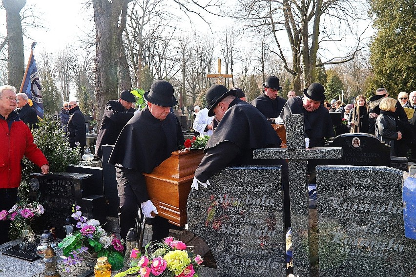 Pogrzeb Cezarego Mocka, bohatera "Sanatorium miłości". Jacek Kurski na pogrzebie. Tłumy towarzyszyły łodzianinowi w jego ostatniej drodze