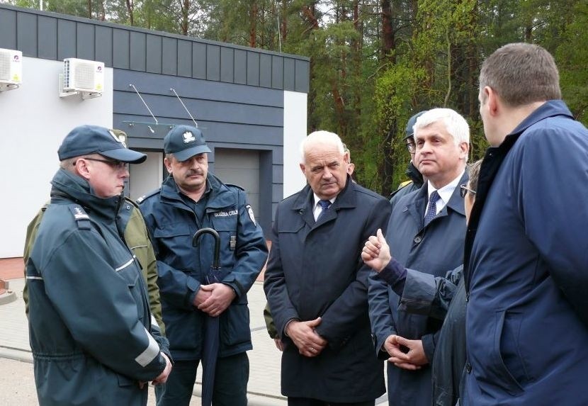 Kuźnica. Powstaje skaner do prześwietlania pociągów towarowych. Budowę wizytował wojewoda Bohdan Paszkowski [ZDJĘCIA]