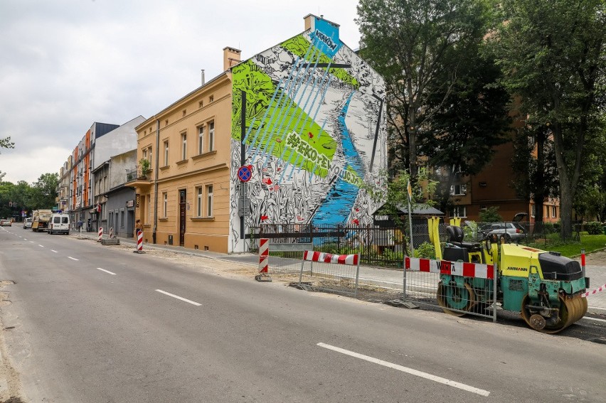 Mural autorstwa dr. Kamila Kuzki, uznanego na świecie...