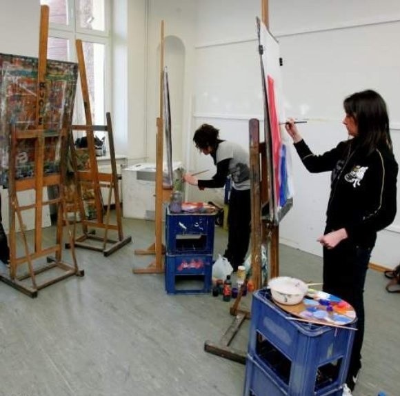 Wyższa Szkoła Sztuki Użytkowej (jej studenci na zdjęciu) będzie solidną bazą dla utworzenia kierunków "plastycznych" w Akademii Sztuki.